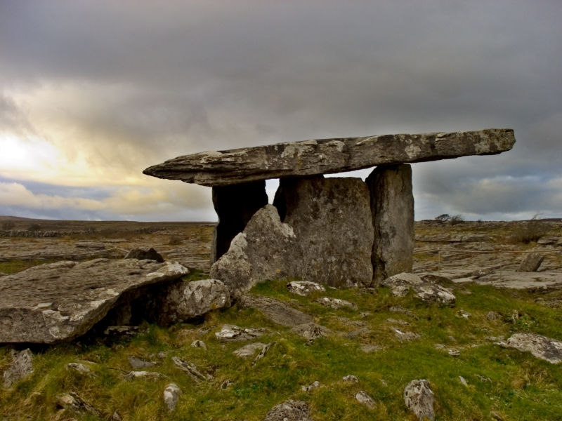800px-Poulnabrone_dolmen-SteveFE.jpg